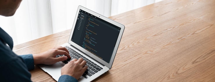 Photo 電腦螢幕上的軟件開發編程,用於模擬應用程式和程式編碼