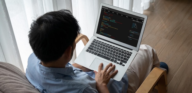 最新のアプリケーションとプログラムコーディングのためのコンピューター画面上のソフトウェア開発プログラミング
