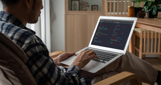 モデッシュアプリケーションのためのコンピュータスクリーンでのソフトウェア開発プログラミング