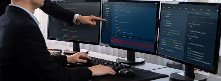 Photo 軟件開發團隊在辦公室合作編碼脚本在電腦顯示器上顯示程序員和軟件工程師在科技開發公司trailblazing工作