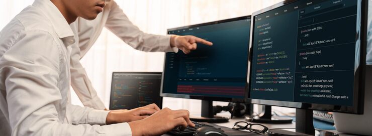 Photo 컴퓨터 모니터에 사무실 코딩 스크립트 디스플레이에서 함께 작업하는 소프트웨어 개발 팀 기술 개발 회사인 trailblazing에서 일하는 프로그래머 및 소프트웨어 엔지니어