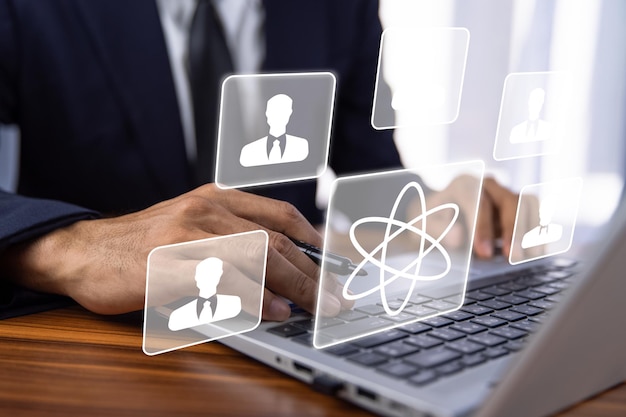 소프트웨어 엔지니어는 사무실에서 클라우드 컴퓨팅 시스템에서 컴퓨터 원격 작업을 사용하여 현장 서비스에서 작업하는 팀과 연결합니다.