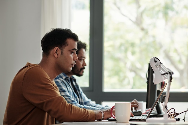 Software-ingenieur die op laptop werkt