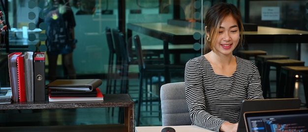 스타트업 회사에서 개발 웹사이트 디자인을 위해 일하는 소프트웨어 프로그래머 또는 코더