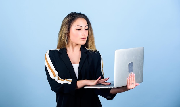 Softwareontwikkelaar Ontwikkelaar code schrijven Projectmanager Vacatures voor junior ontwikkelaar Surfen op internet Studie programmeren Bloggen concept Online externe baan Meisje met laptopcomputer