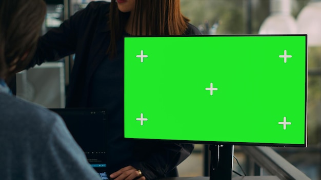 Softwareontwikkelaars werken aan codeprogrammering met greenscreen op computer, met behulp van terminalvenster en chromakey-geïsoleerde weergave. Kijkend naar mockup copyspace-sjabloon in app-coderingsruimte.