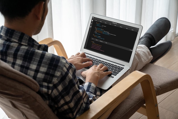 Softwareontwikkeling programmeren op een computerscherm voor modieuze toepassingen en programmacodering