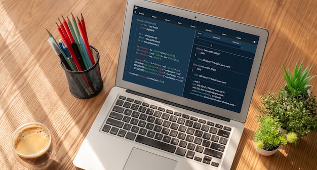 Softwareontwikkeling programmeren op het computerscherm voor modische applicaties