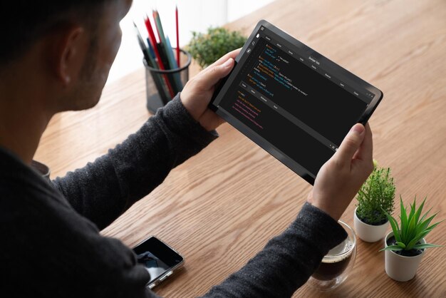 Softwareontwikkeling programmeren op het computerscherm voor modische applicaties
