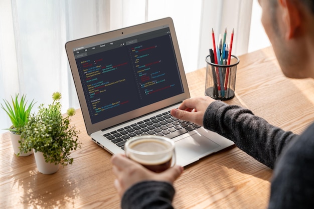 Softwareontwikkeling programmeren op het computerscherm voor modische applicaties