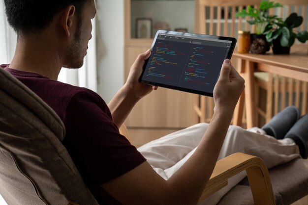 Softwareontwikkeling programmeren op het computerscherm voor modische applicaties