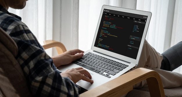 Softwareontwikkelingsprogrammering op computerscherm voor modieuze toepassing