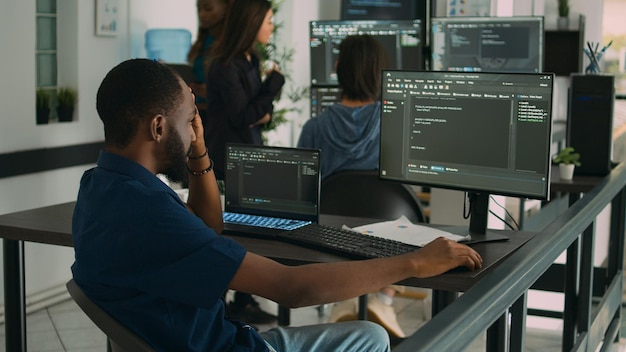 Softwareprogrammeur brainstormt ideeën om code te schrijven en een beveiligingsprogramma te maken, met een algoritme voor kunstmatige intelligentie. Nadenkend app-ontwikkelaar denken over database cloud computing.
