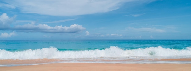写真 ソフトウェーブと砂浜と青い夏の空パノラマビーチの風景空の熱帯のビーチと