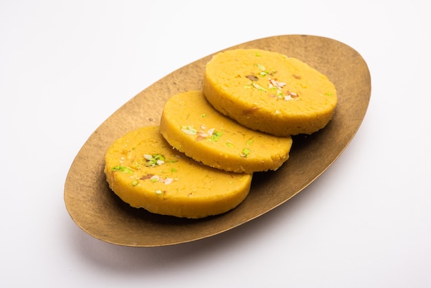 Сохан Халва или халва, популярный сладкий рецепт из Аджмера, Индия. подается в тарелке