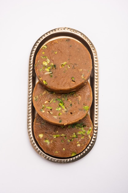 Sohan Halwa of halva, populair zoet recept uit Ajmer, India. geserveerd op een bord