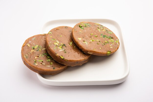 Sohan Halwa of halva, populair zoet recept uit Ajmer, India. geserveerd op een bord