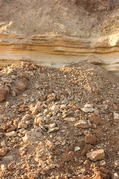 토양과 돌 작은 바위와 지상 연구 지질 학자의 지상 낙원의 상층