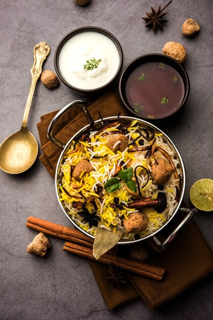 Soja Biryani. Basmatirijst gekookt met sojabonen of sojabrokken en specerijen, ook wel Pulao of Pilaf genoemd in India