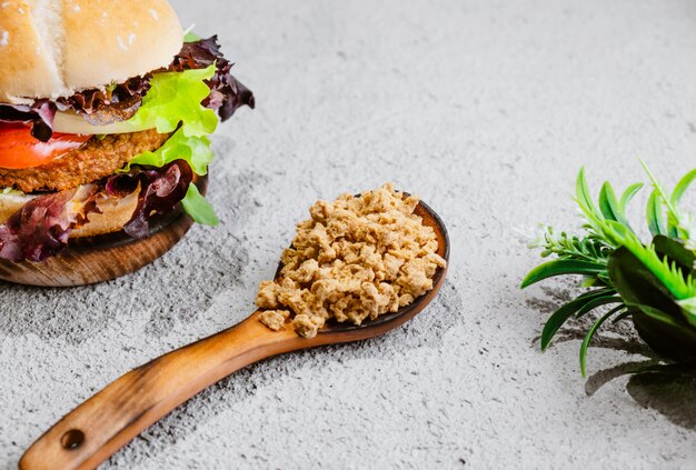 Soja Veganisthamburger op houten oppervlakte met groenten. Gezond veganistisch eten.