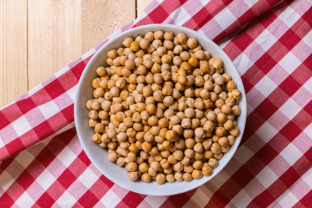 Sojabonen op houten tafel achtergrond