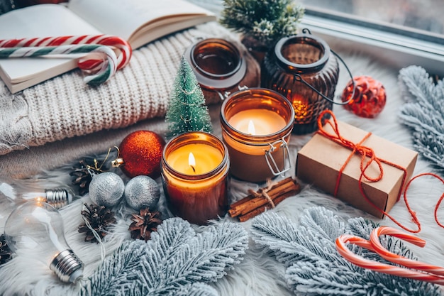 Sojakaarsen branden in glazen potten Comfort in huis Kaars in een bruine pot Geur en licht Handgemaakte geurkaars Aromatherapie Kerstboom en wintersfeer Gezellig decor Feestelijke guirlande decoratie