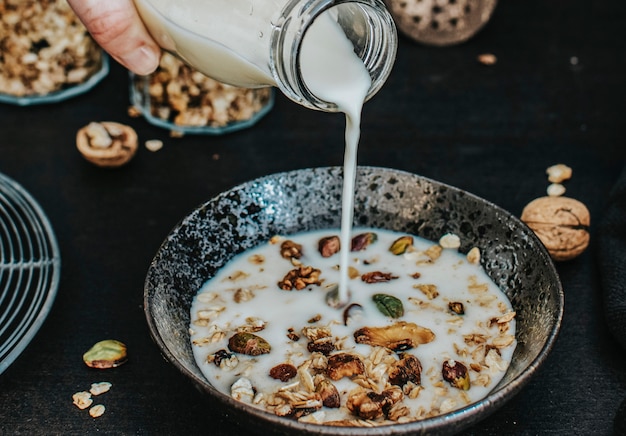 Sojamelk die op granola wordt gegoten