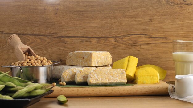 Sojaproduct: rauwe tofu, tempeh, sojamelk, sojasaus en sojaboon. Concept van gezond vegetarisch eten