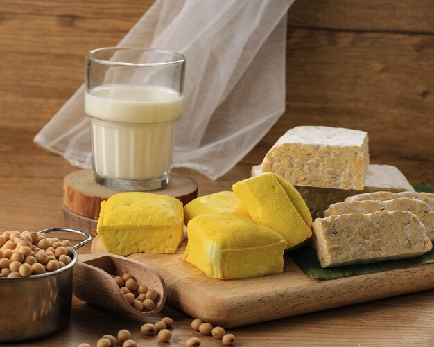 Sojaproduct: rauwe tofu, tempeh, sojamelk, sojasaus en sojaboon. Concept van gezond vegetarisch eten