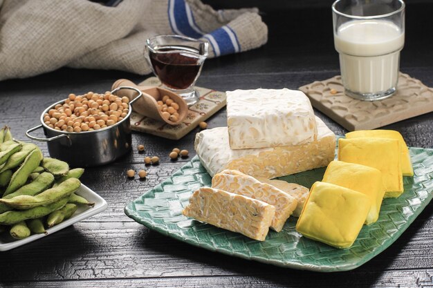 Sojaproduct: rauwe tofu, tempeh, sojamelk, sojasaus en sojaboon. Concept van gezond vegetarisch eten