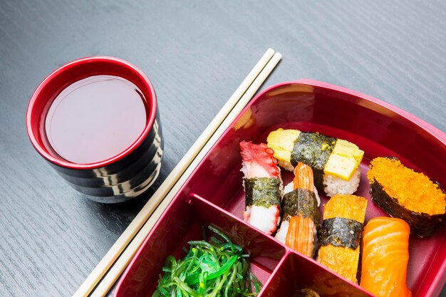 Sojasaus en eetstokjes met lunchbox