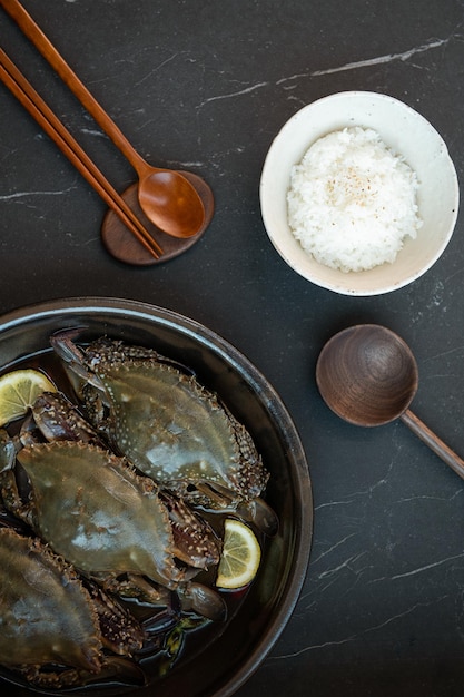 Sojasaus Gemarineerde Krab op tafel