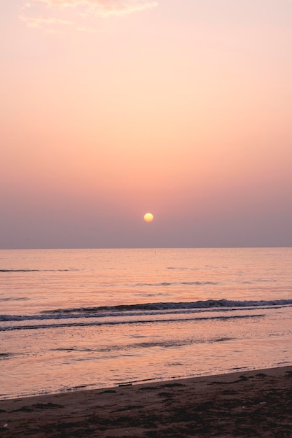 Фото sol al amanecer en la playa