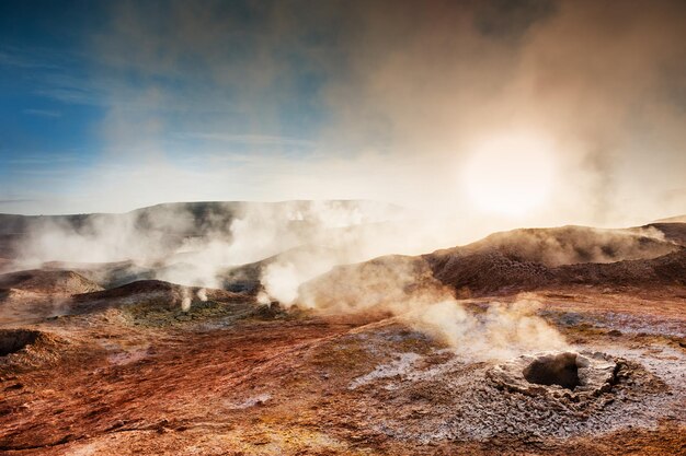 Geyser sol de manana e fumarole all'alba, altiplano, bolivia