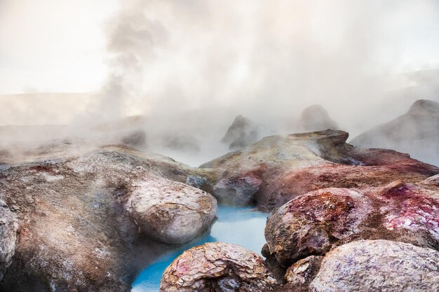 Foto geyser sol de manana e fumarole all'alba sull'altiplano, bolivia