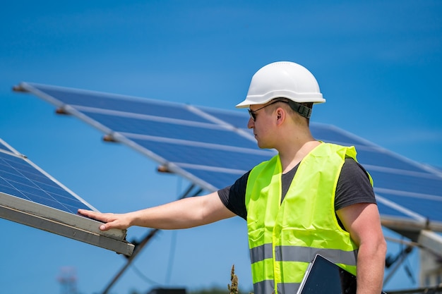 Solar base engineer discuss planning and maintenance at solar plant.