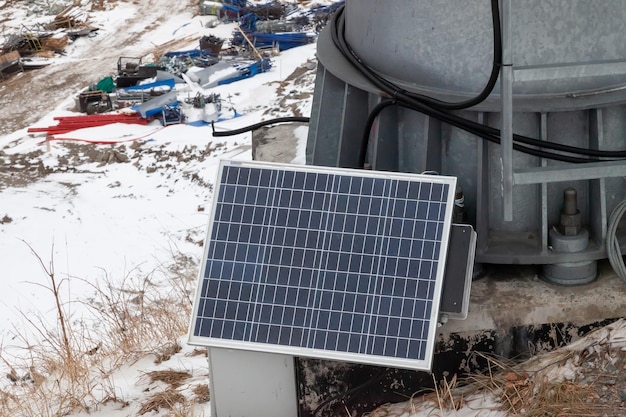 Солнечная батарея на столбе для освещения горнолыжного склона в Алтайских горах