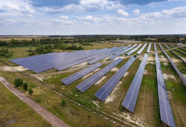 写真 太陽電池ステーション。ソーラーパネルのドローンビュー。