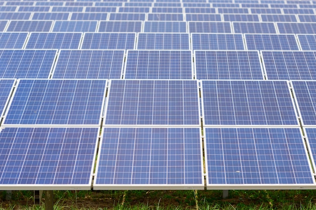 Платы солнечных батарей были установлены в большом количестве для зарядки в качестве электроэнергии для продажи и использования на промышленных предприятиях.