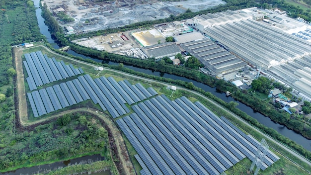 Солнечные батареи на ферме рядом с реками и фабриками в промышленной зоне