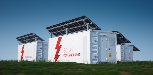 Солнечная контейнерная установка. Концепция 3D-рендеринга белого промышленного контейнера для хранения энергии батареи с установленными черными солнечными панелями, расположенными на свежей зеленой траве в позднюю солнечную погоду.
