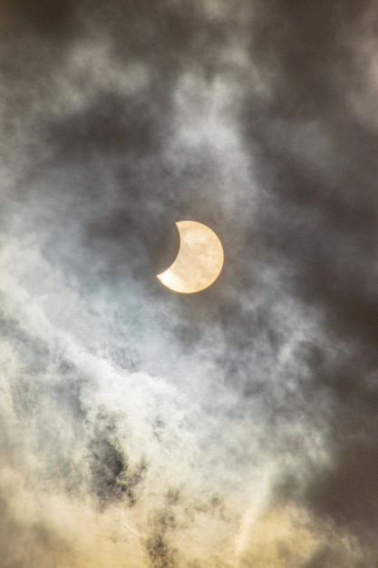 Фото Солнечное затмение на облачном небе фото