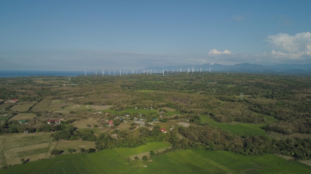 風車のある太陽光発電所 フィリピン ルソン島