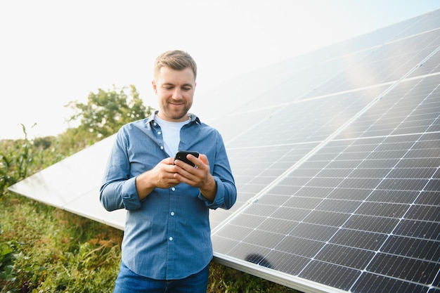 Il pannello solare della fattoria solare con l'ingegnere controlla il funzionamento del sistema energia alternativa per conservare l'energia mondiale modulo fotovoltaico idea per la produzione di energia pulita