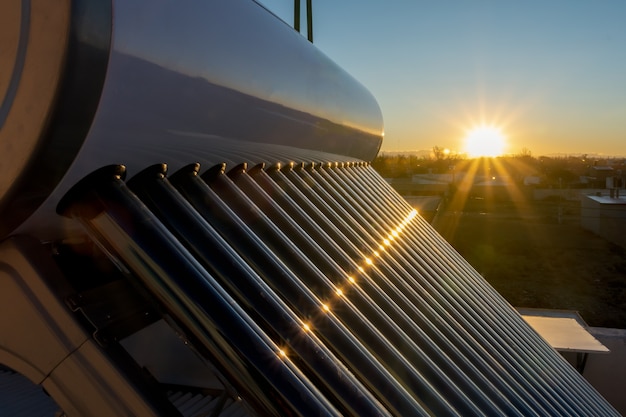 Photo solar hot water tank at sunset