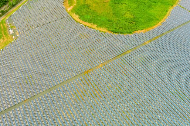 現代の太陽光発電システムのソーラーパネルアレイ航空写真