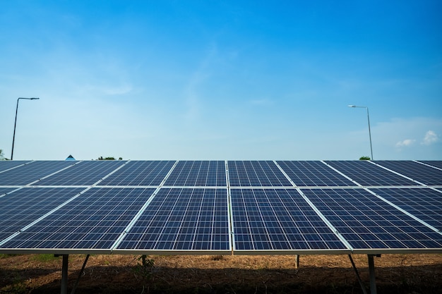 Pannello solare su sfondo blu cielo, concetto di energia alternativa, energia pulita, energia verde.