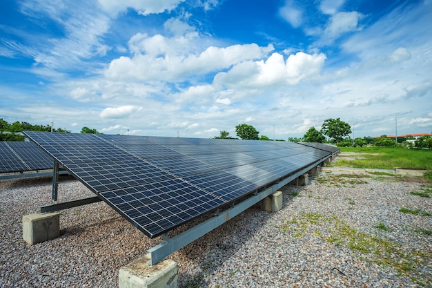 Панель солнечных батарей на фоне голубого неба, концепция альтернативной энергии