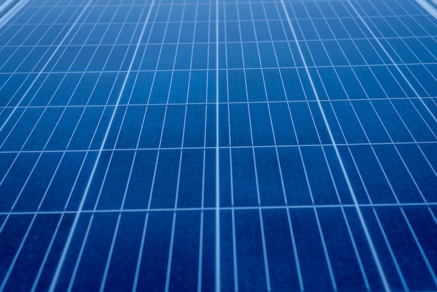 Фото Установка солнечной панели на крышу-колоде в большом здании для выработки электроэнергии