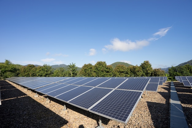 写真 空の背景に太陽電池パネル